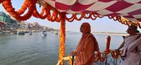 HH Swamiji and Yatri-s board 4 Bajra boats from Namo Ghat and depart for Raja Ghathi (26.03.2025)
